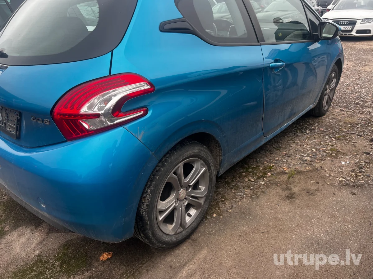 PEUGEOT 208