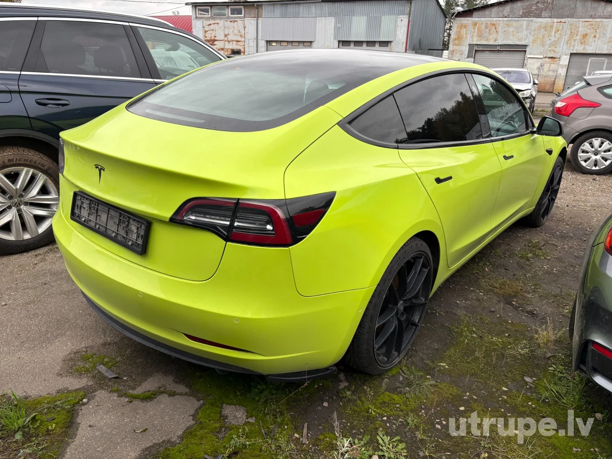 TESLA MODEL 3