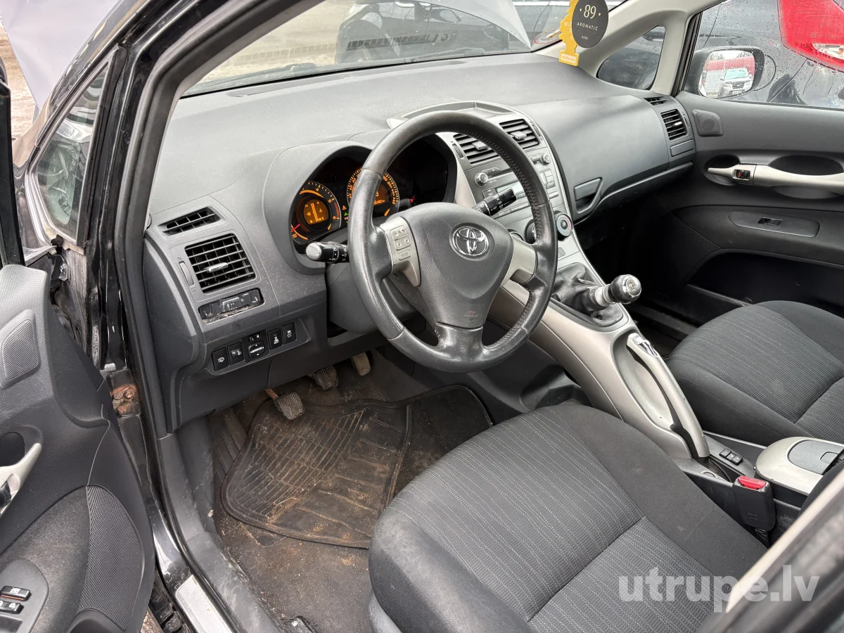 TOYOTA AURIS