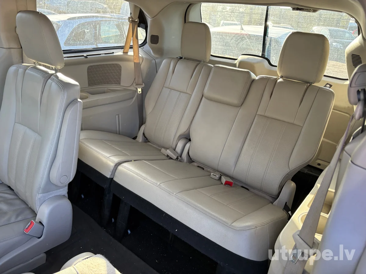 CHRYSLER TOWN & COUNTRY
