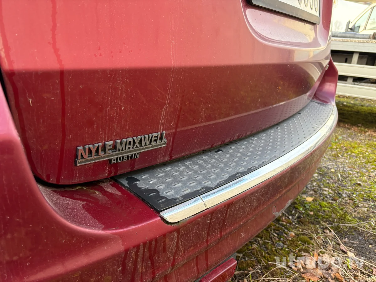 CHRYSLER TOWN & COUNTRY