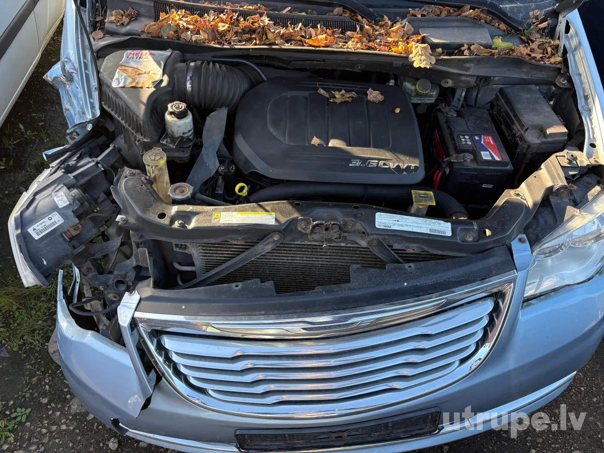 CHRYSLER TOWN & COUNTRY