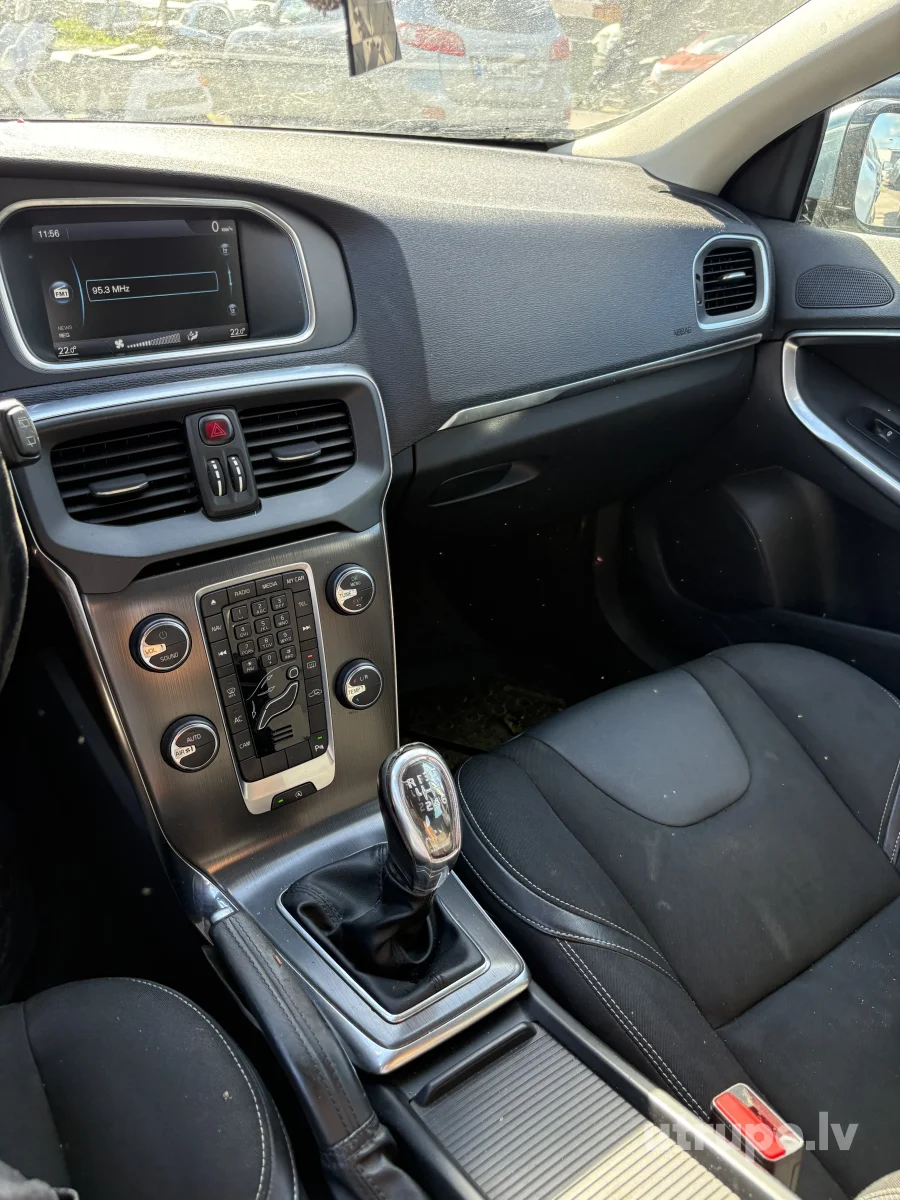 VOLVO V40