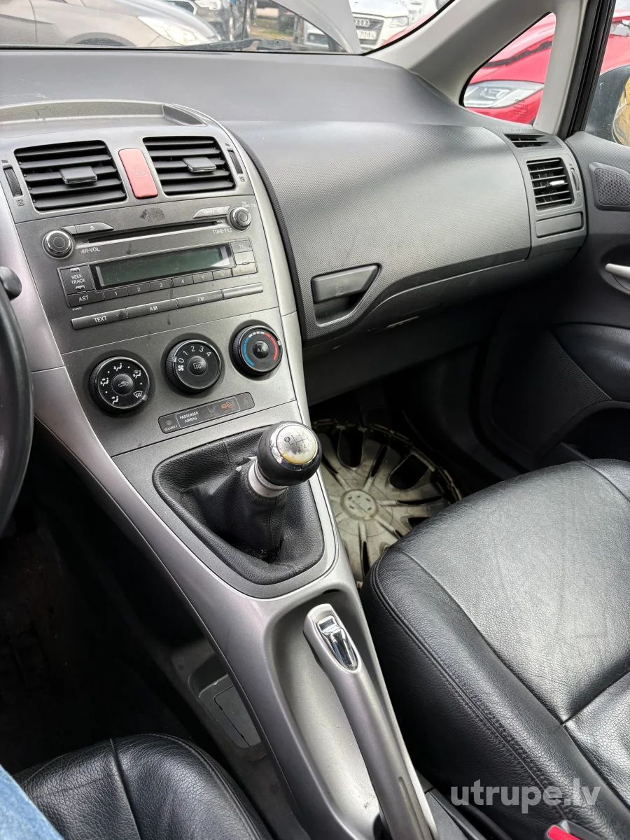 TOYOTA AURIS