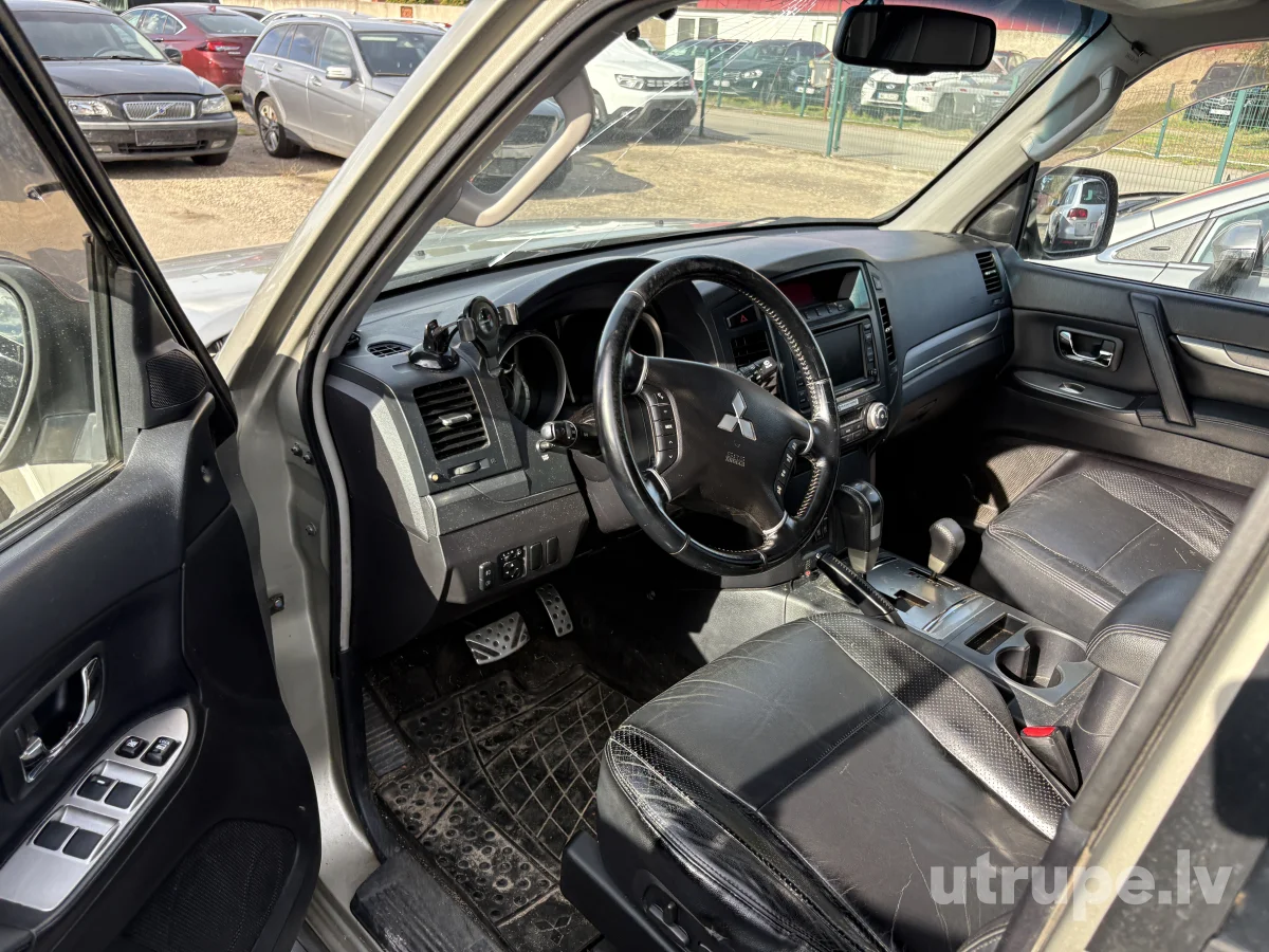 MITSUBISHI PAJERO