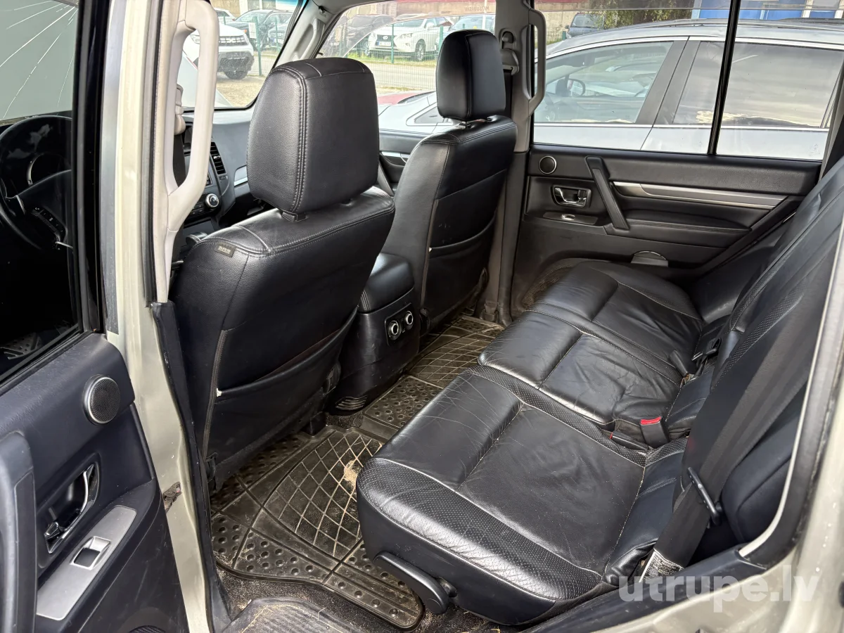 MITSUBISHI PAJERO