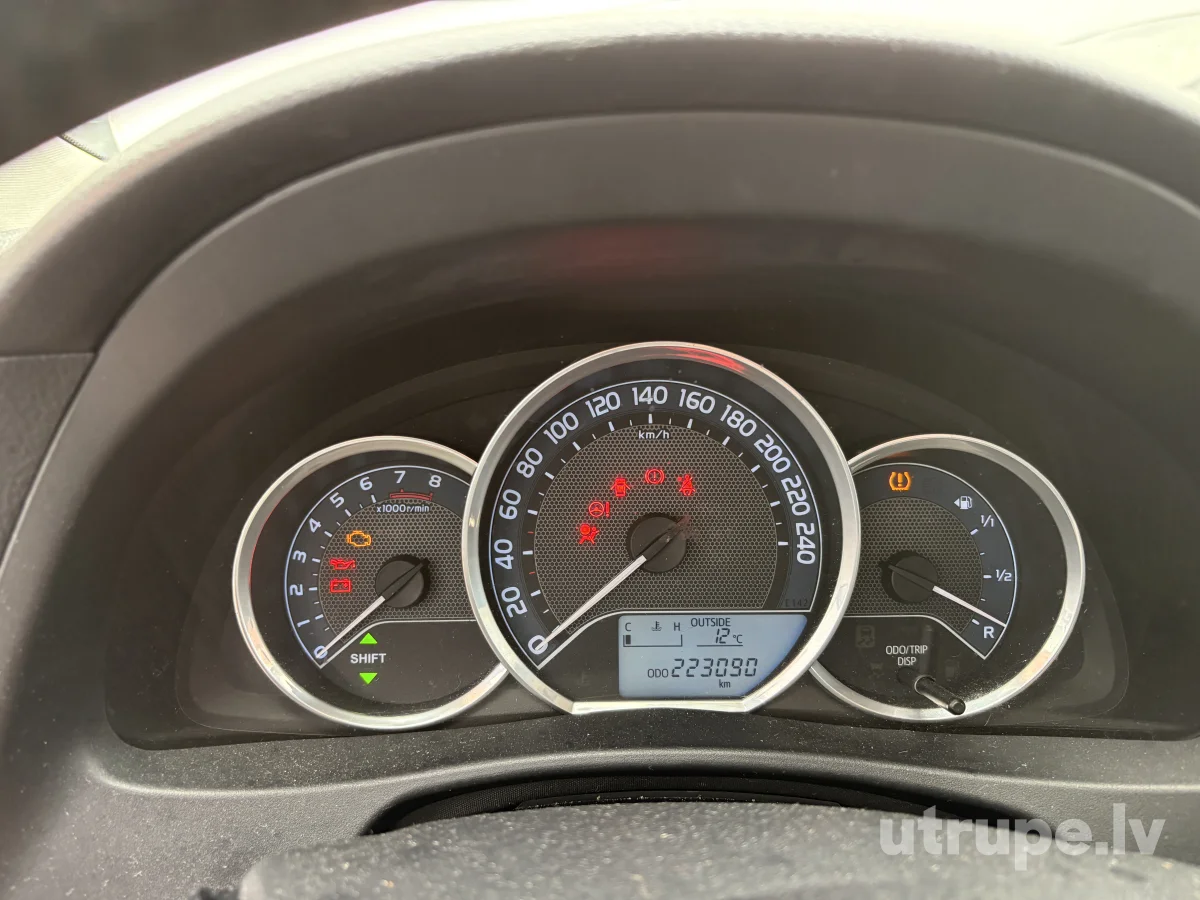 TOYOTA AURIS