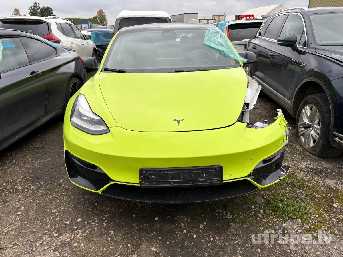 TESLA MODEL 3