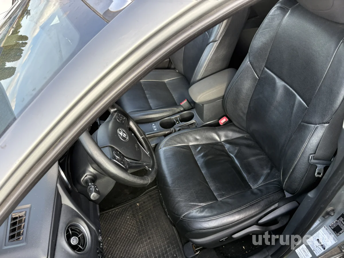 TOYOTA AURIS