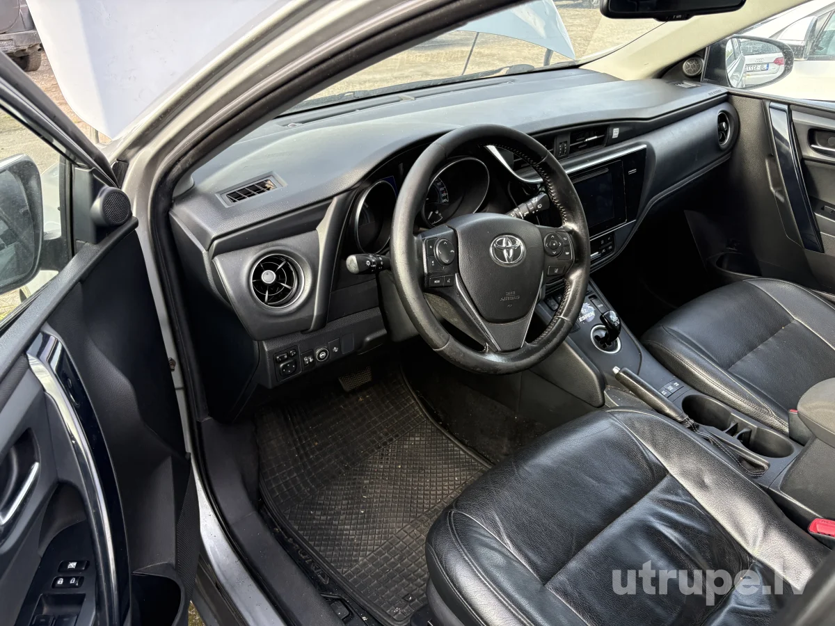 TOYOTA AURIS