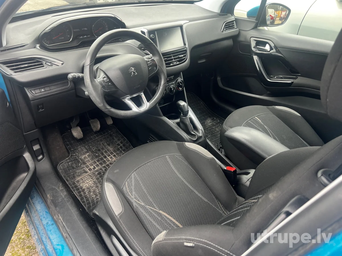 PEUGEOT 208