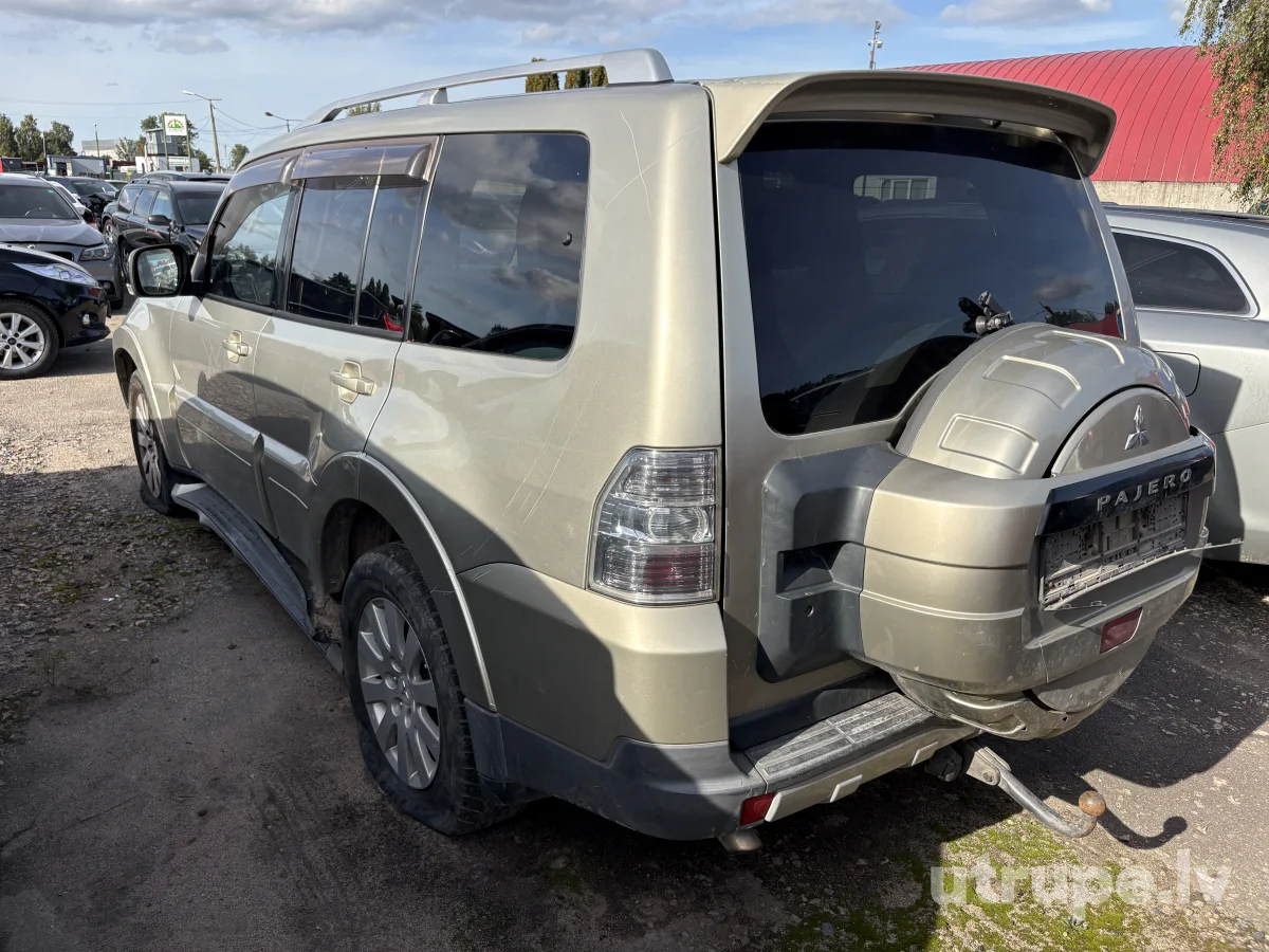 MITSUBISHI PAJERO