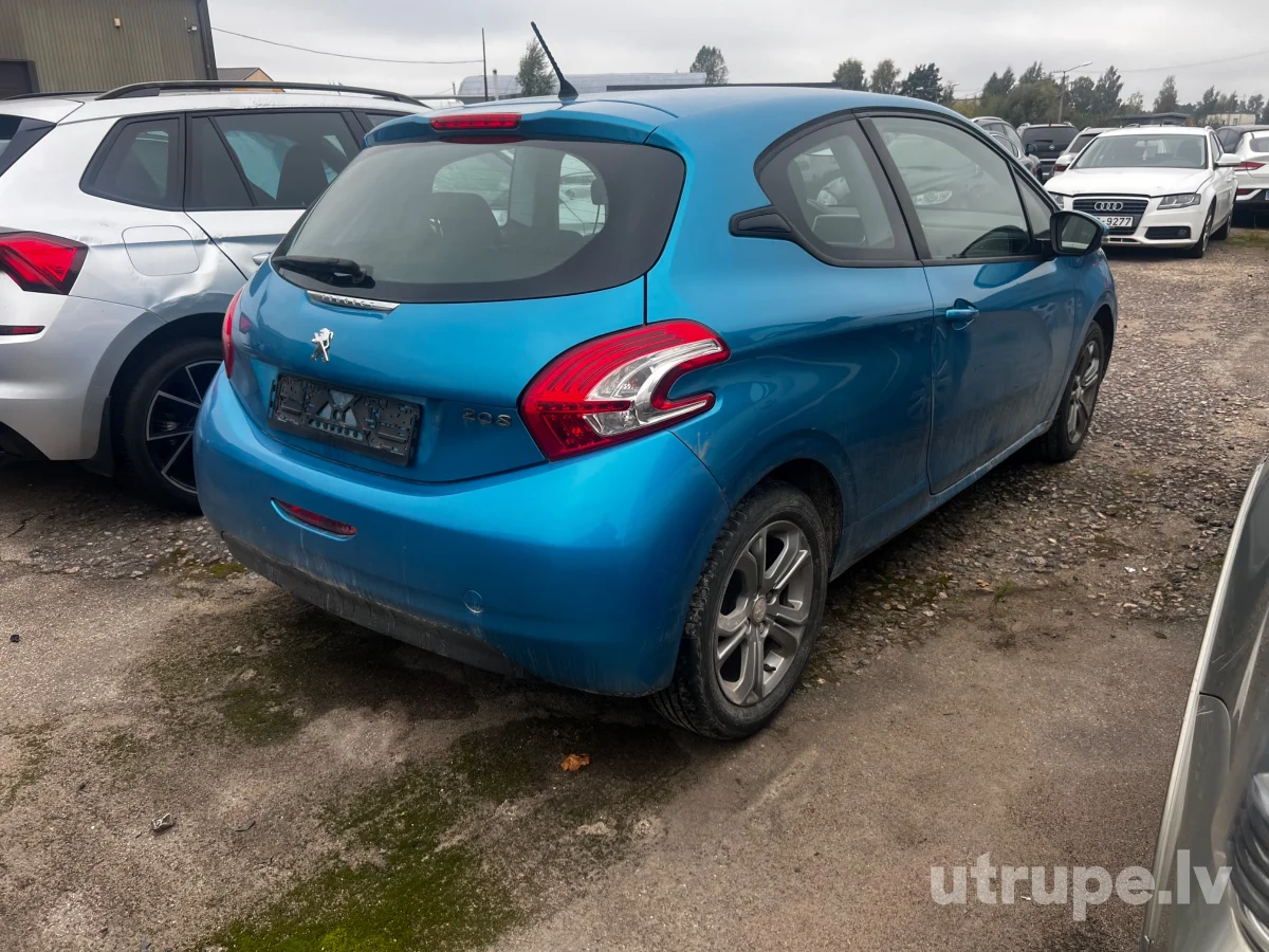 PEUGEOT 208