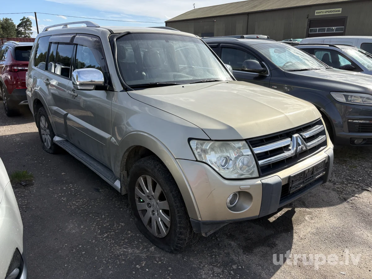 MITSUBISHI PAJERO