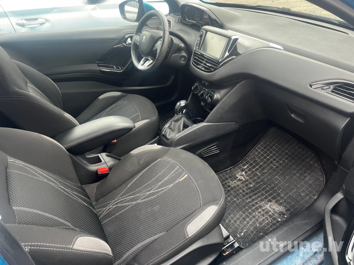 PEUGEOT 208