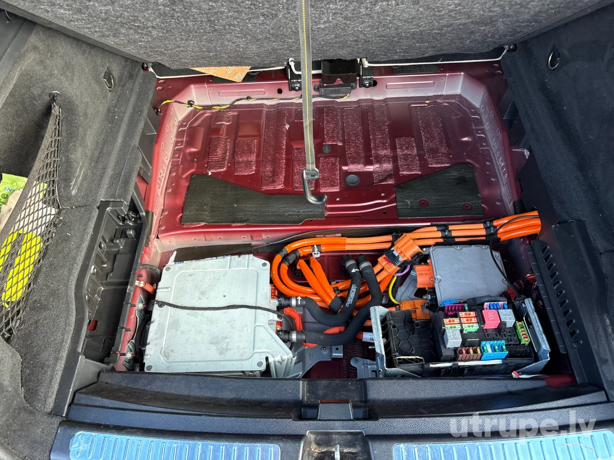 MERCEDES EQC400