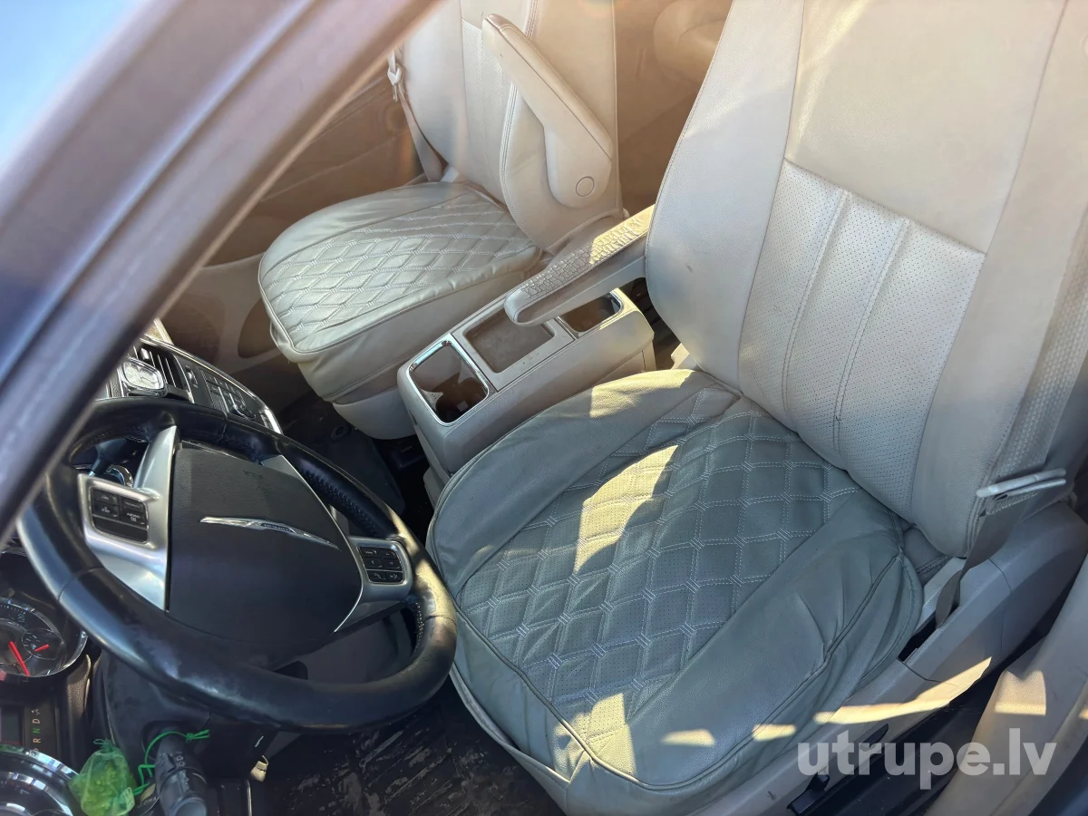 CHRYSLER TOWN & COUNTRY
