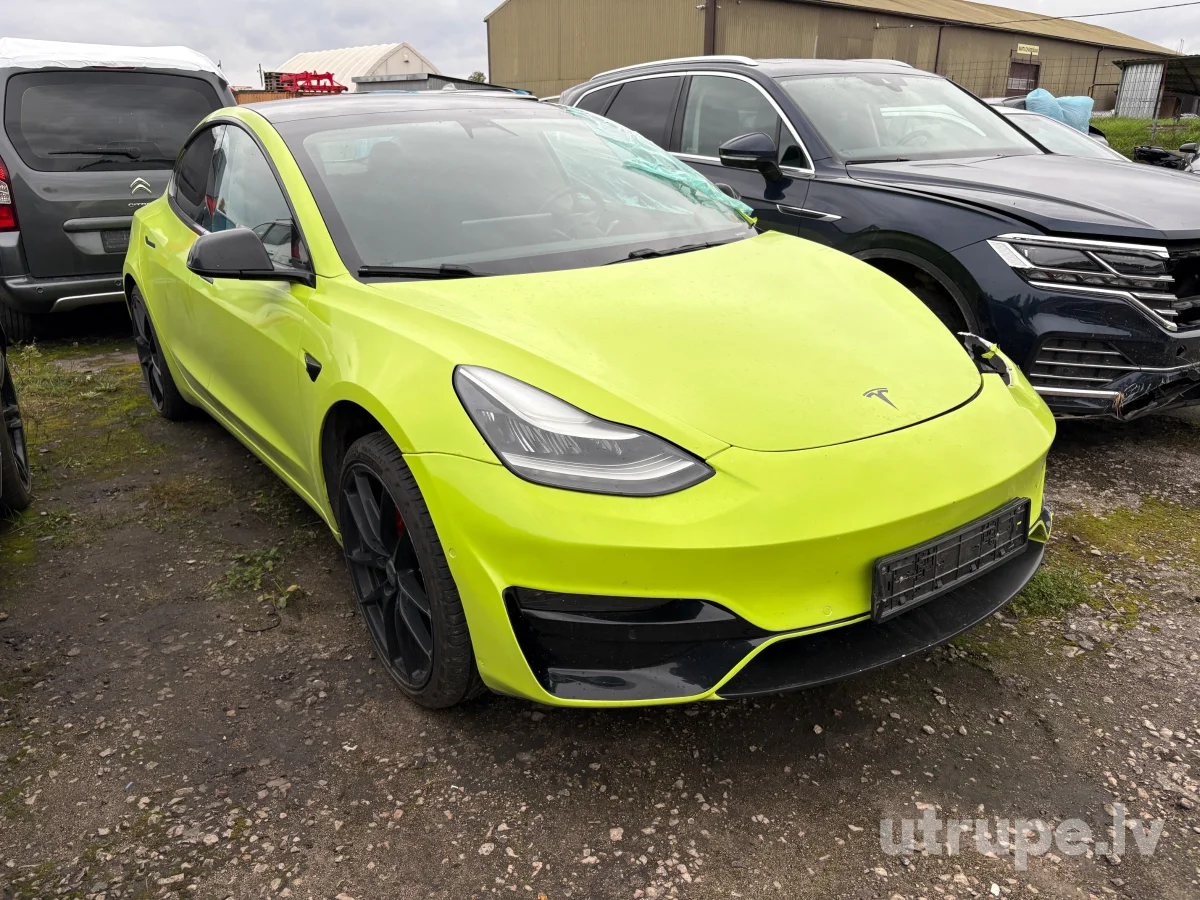 TESLA MODEL 3