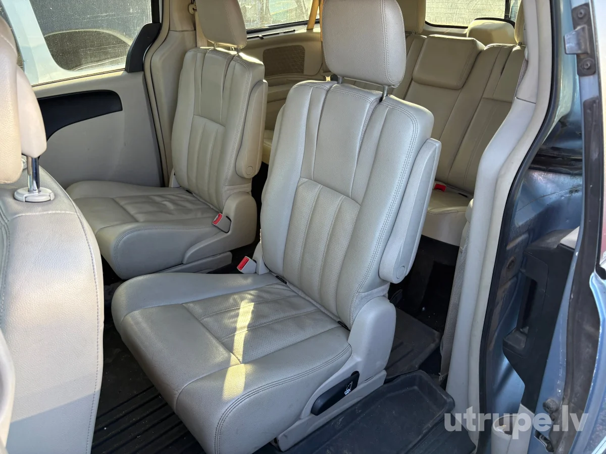 CHRYSLER TOWN & COUNTRY