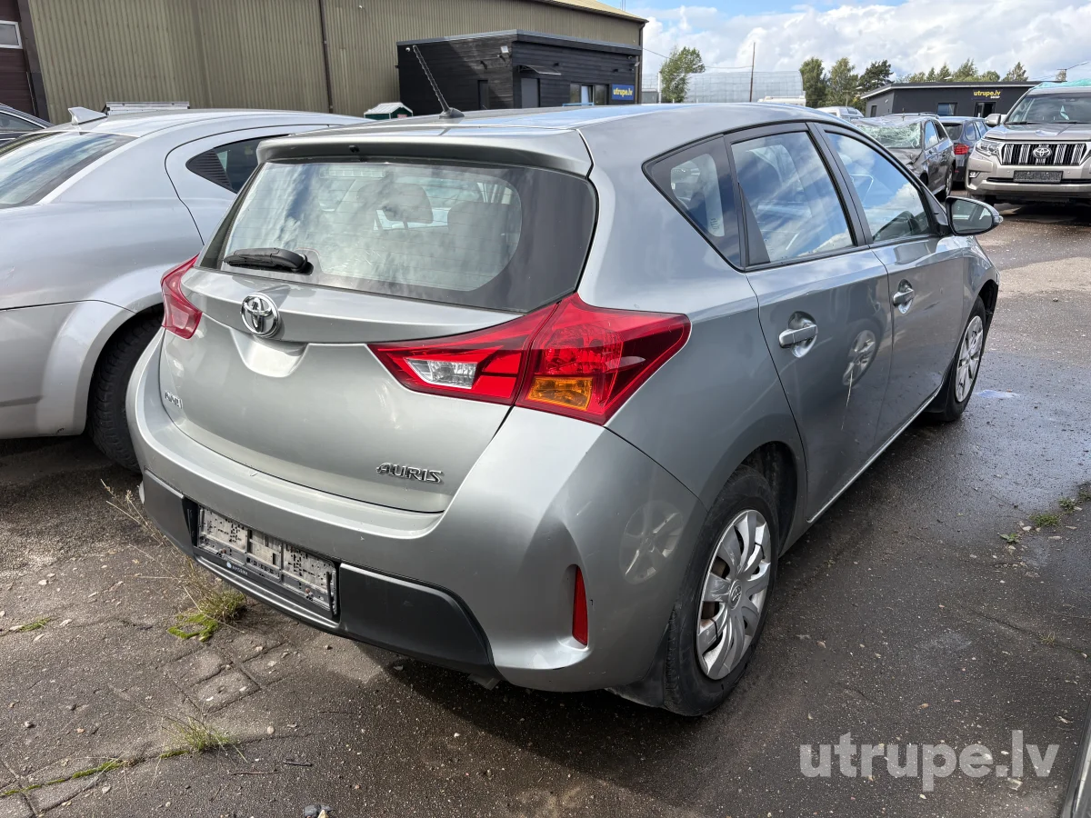 TOYOTA AURIS