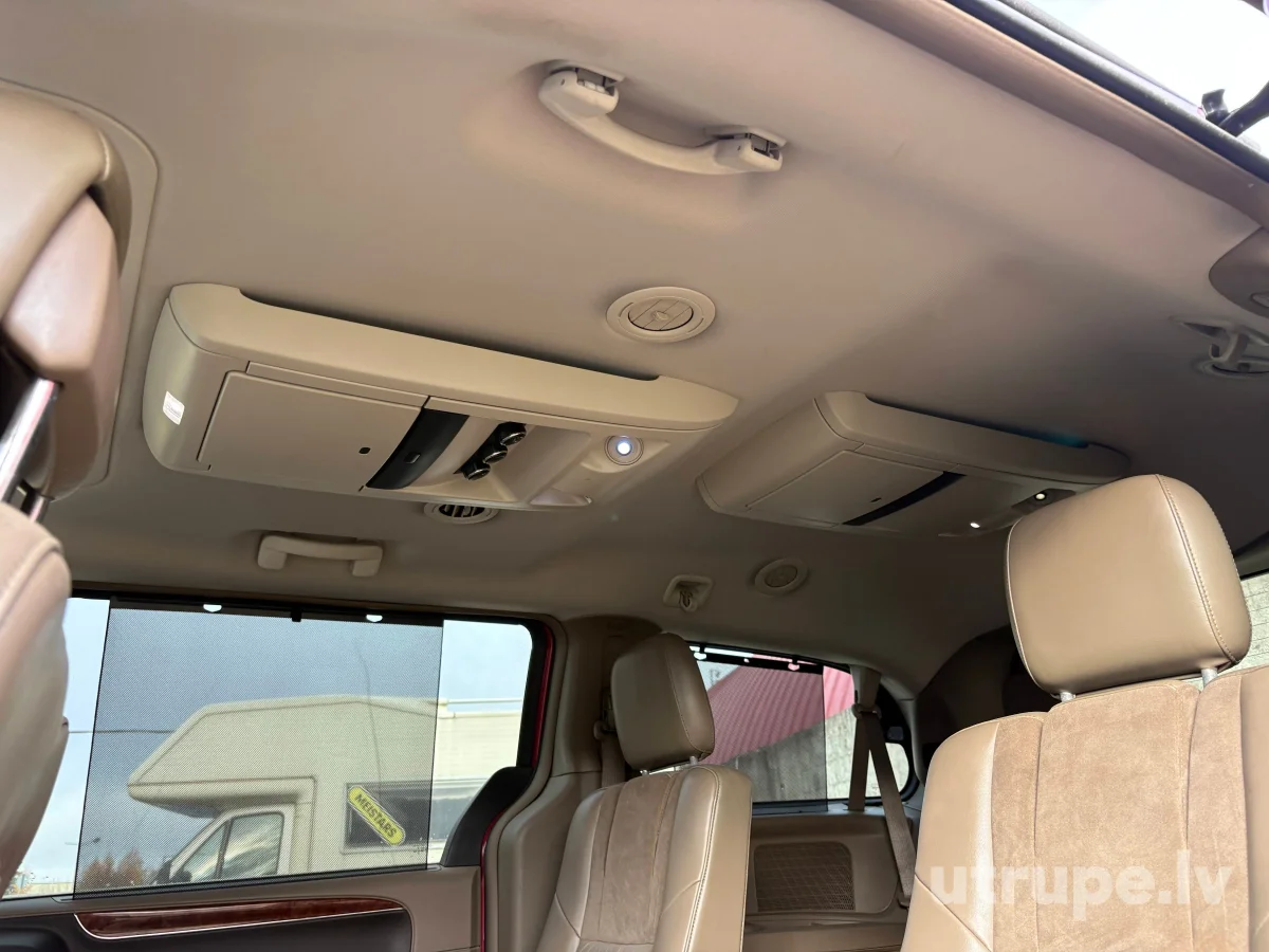 CHRYSLER TOWN & COUNTRY
