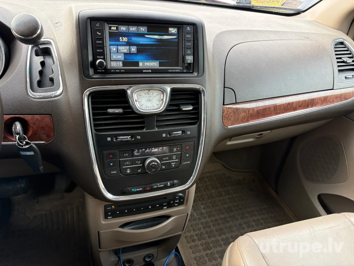 CHRYSLER TOWN & COUNTRY