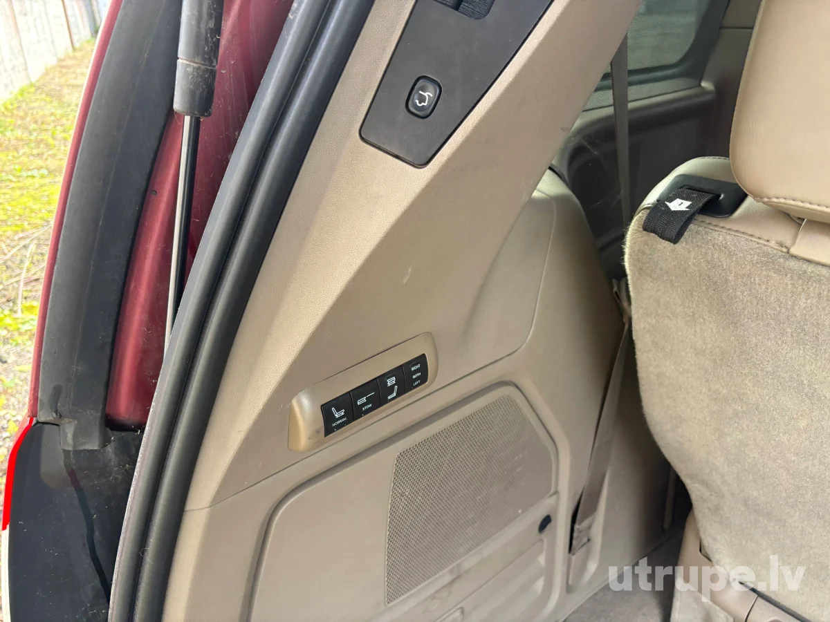 CHRYSLER TOWN & COUNTRY
