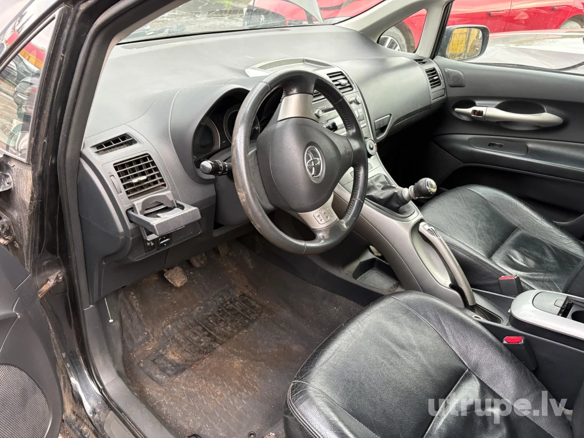 TOYOTA AURIS