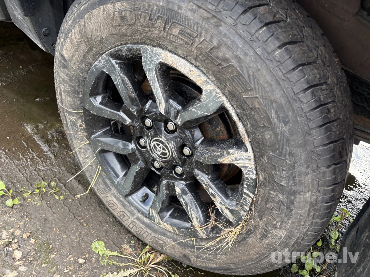 TOYOTA HILUX